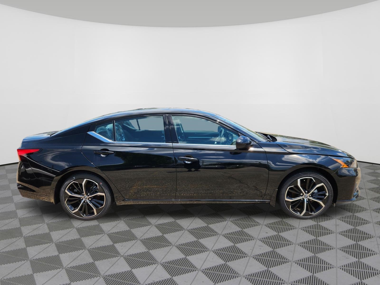 2025 Nissan Altima SR - Photo 6