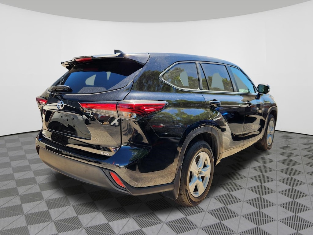 Used 2023 Toyota Highlander L SUV