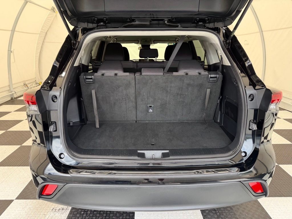 Used 2024 Toyota Highlander LE SUV