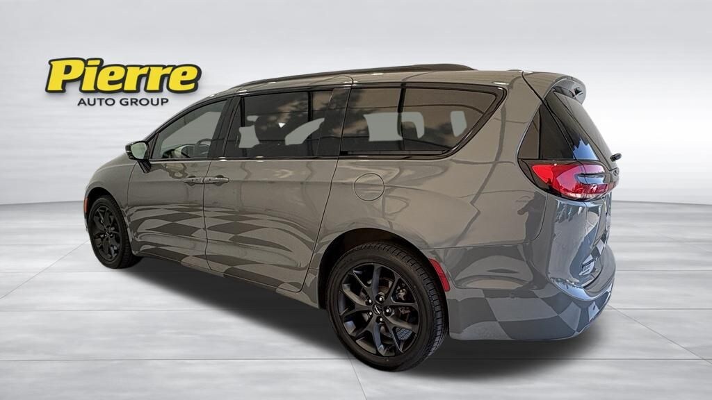 Used 2023 Chrysler Pacifica Limited Van Passenger Van