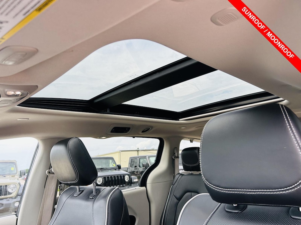 Certified 2023 Chrysler Pacifica Limited Van