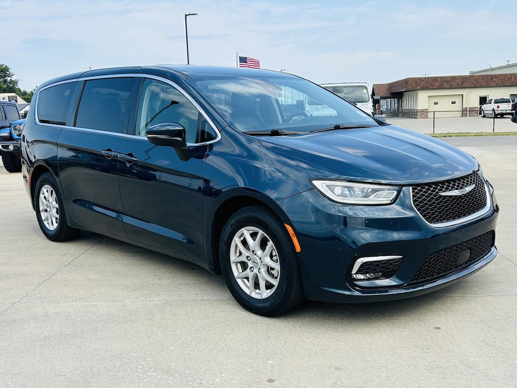 Certified 2023 Chrysler Pacifica Touring L Van