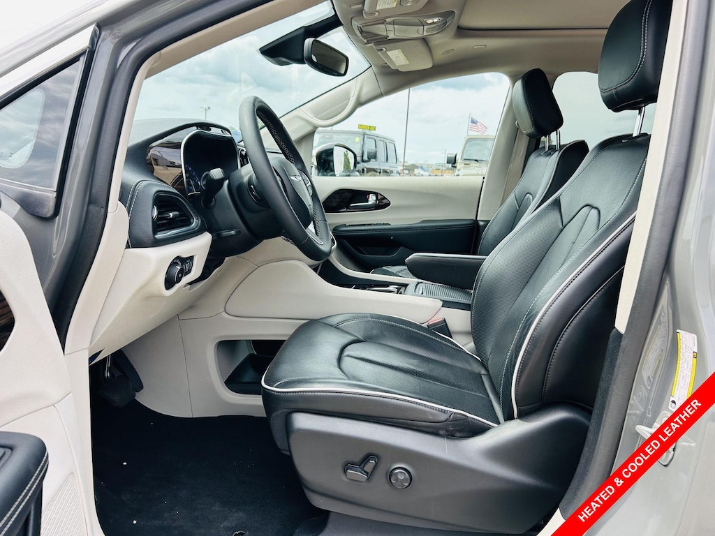 Certified 2023 Chrysler Pacifica Limited Van