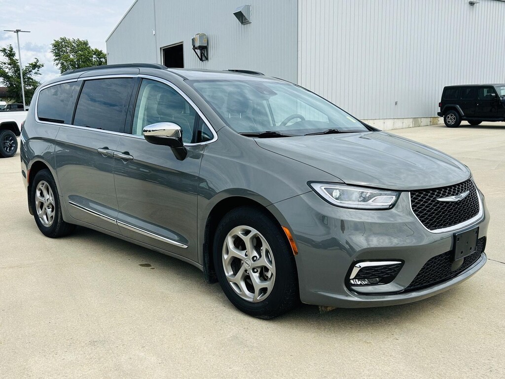 Certified 2023 Chrysler Pacifica Limited Van