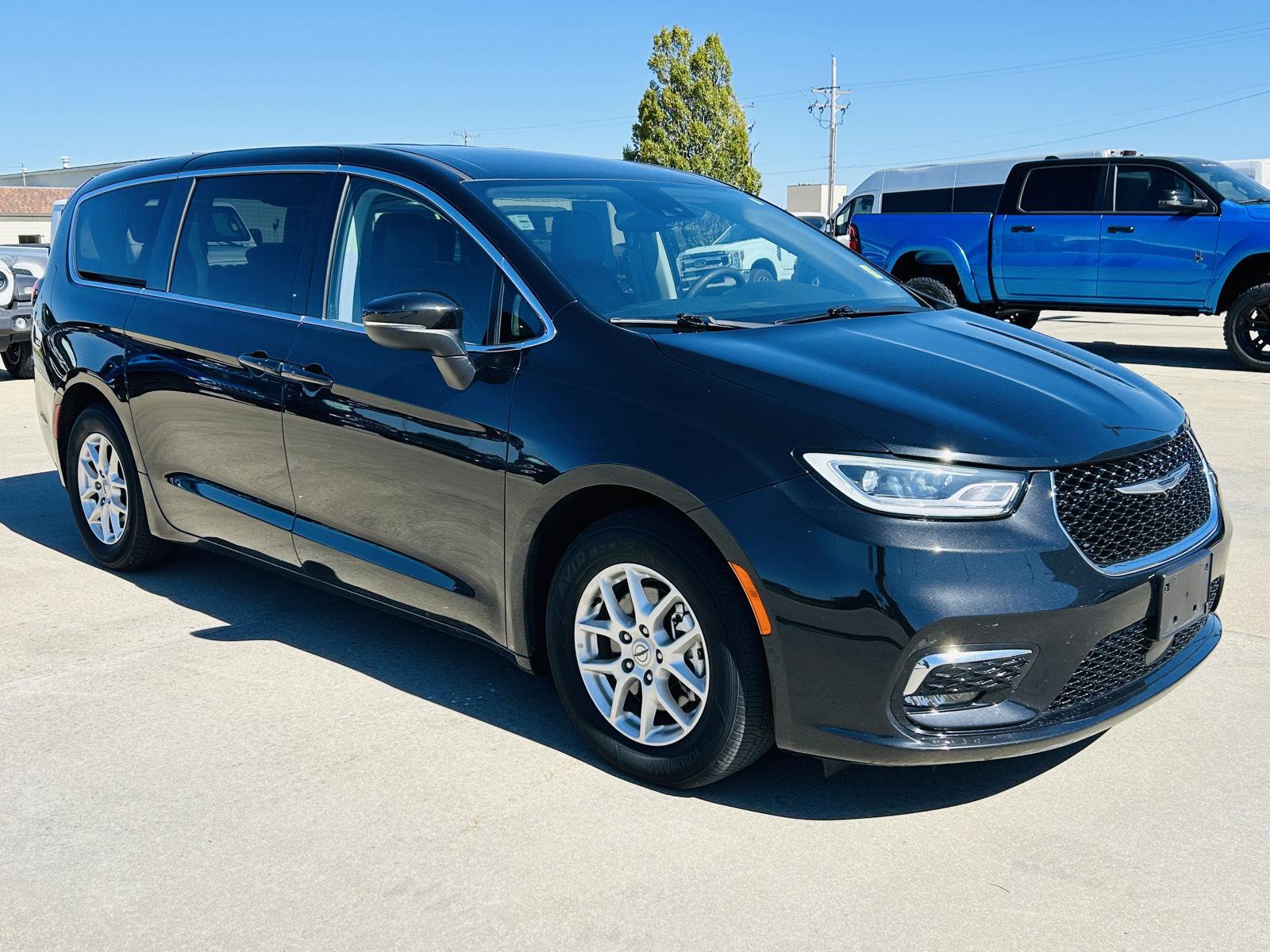 Certified 2023 Chrysler Pacifica Touring L Van