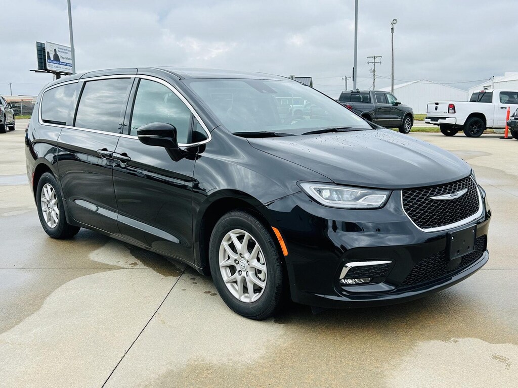 Certified 2025 Chrysler Pacifica Select Van