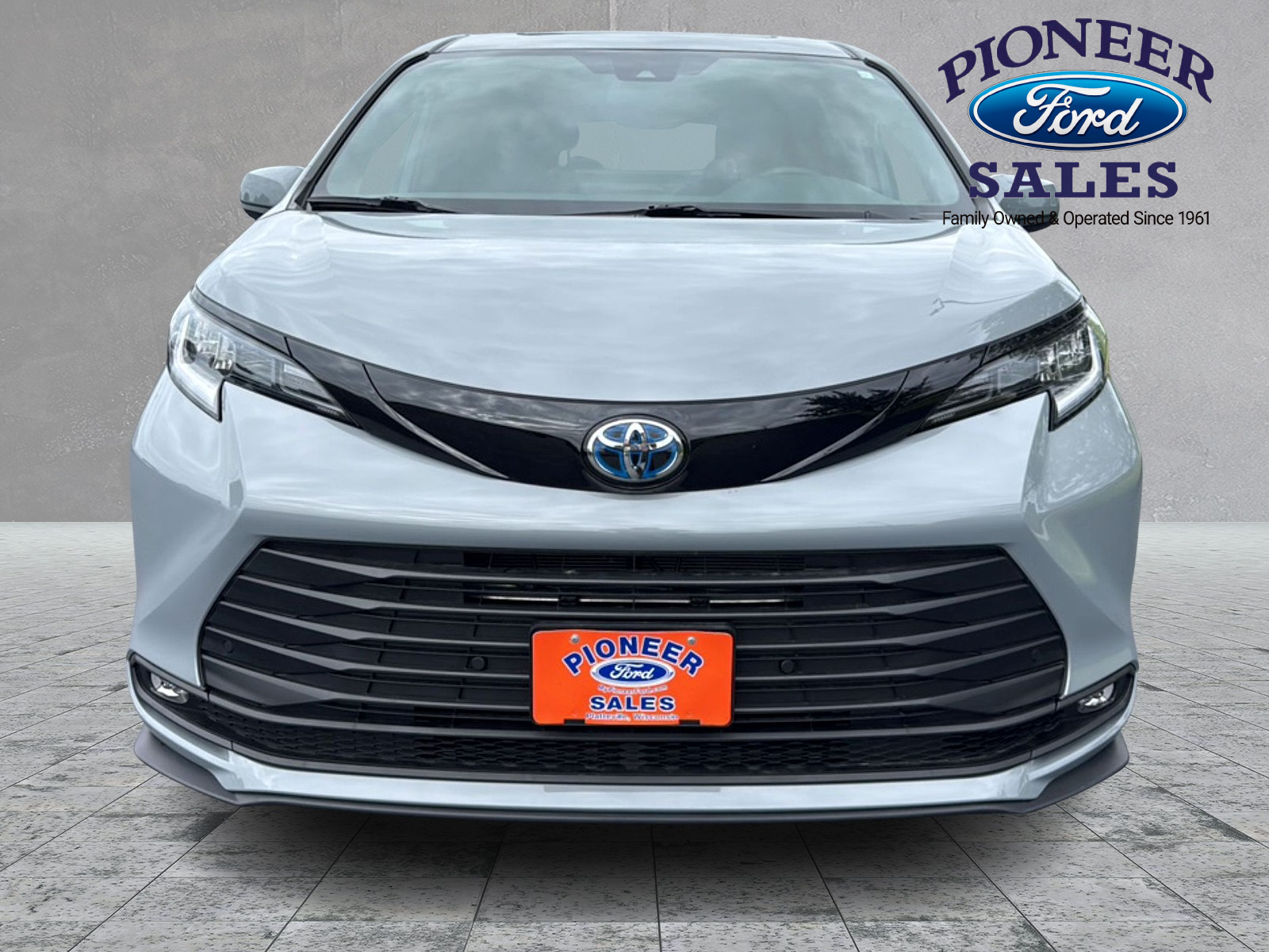 Used 2025 Toyota Sienna Woodland Edition