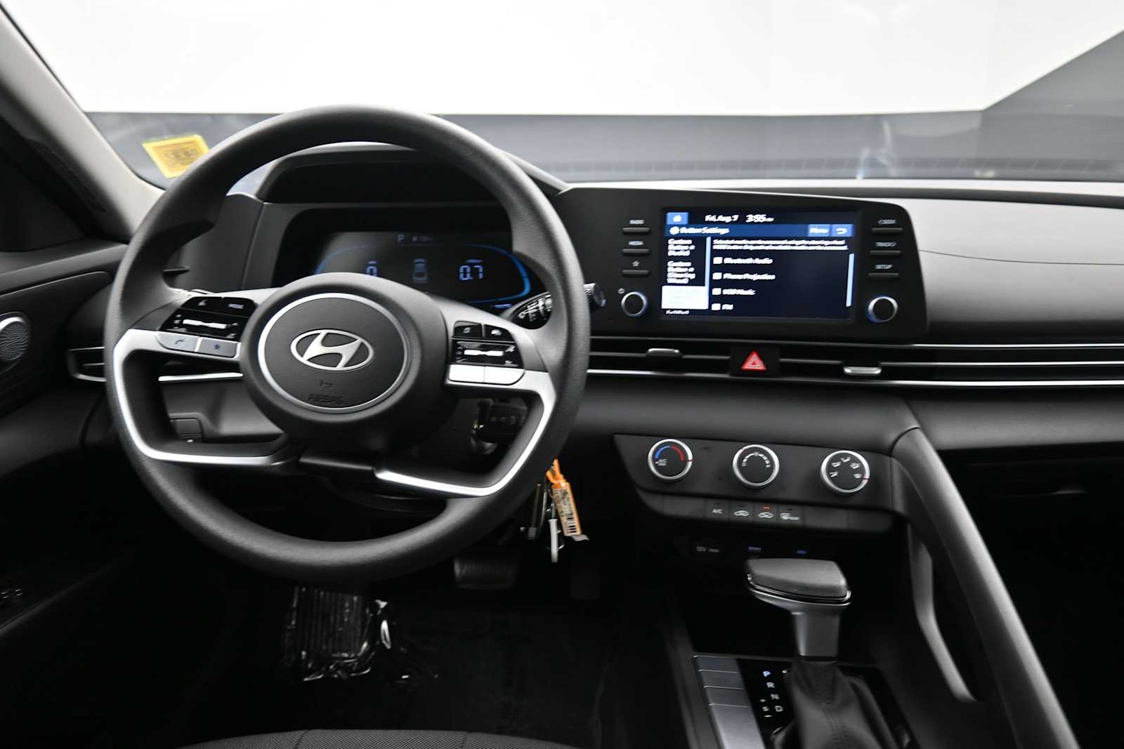 2025 Hyundai Elantra SE - Photo 17