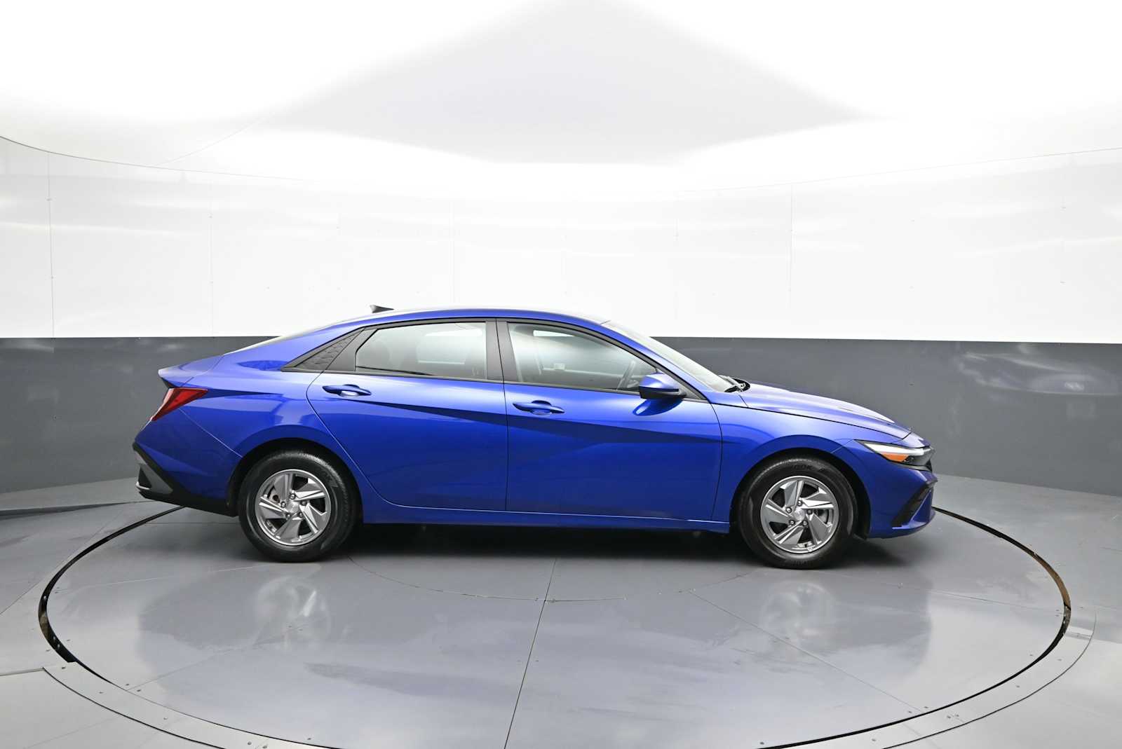 2025 Hyundai Elantra SE - Photo 4