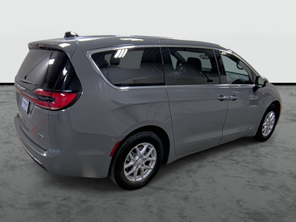 Used 2025 Chrysler Pacifica Select Van Passenger Van