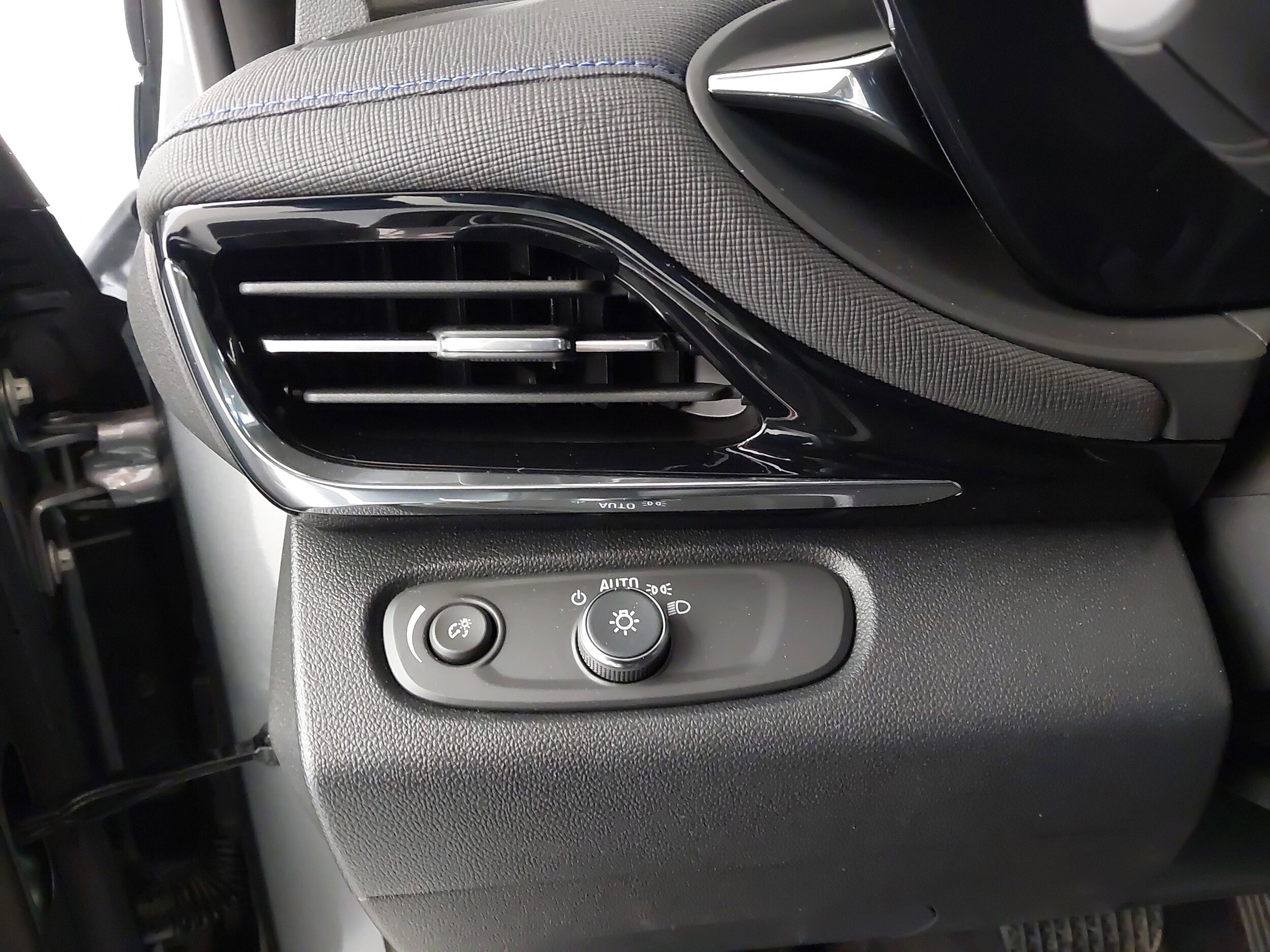 2025 Buick Envista Sport Touring - Photo 23