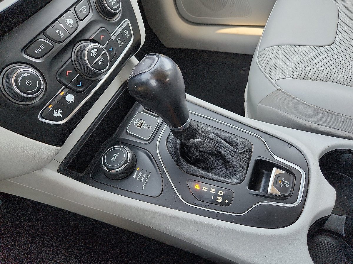 2022 Jeep Cherokee Latitude Lux - Photo 12