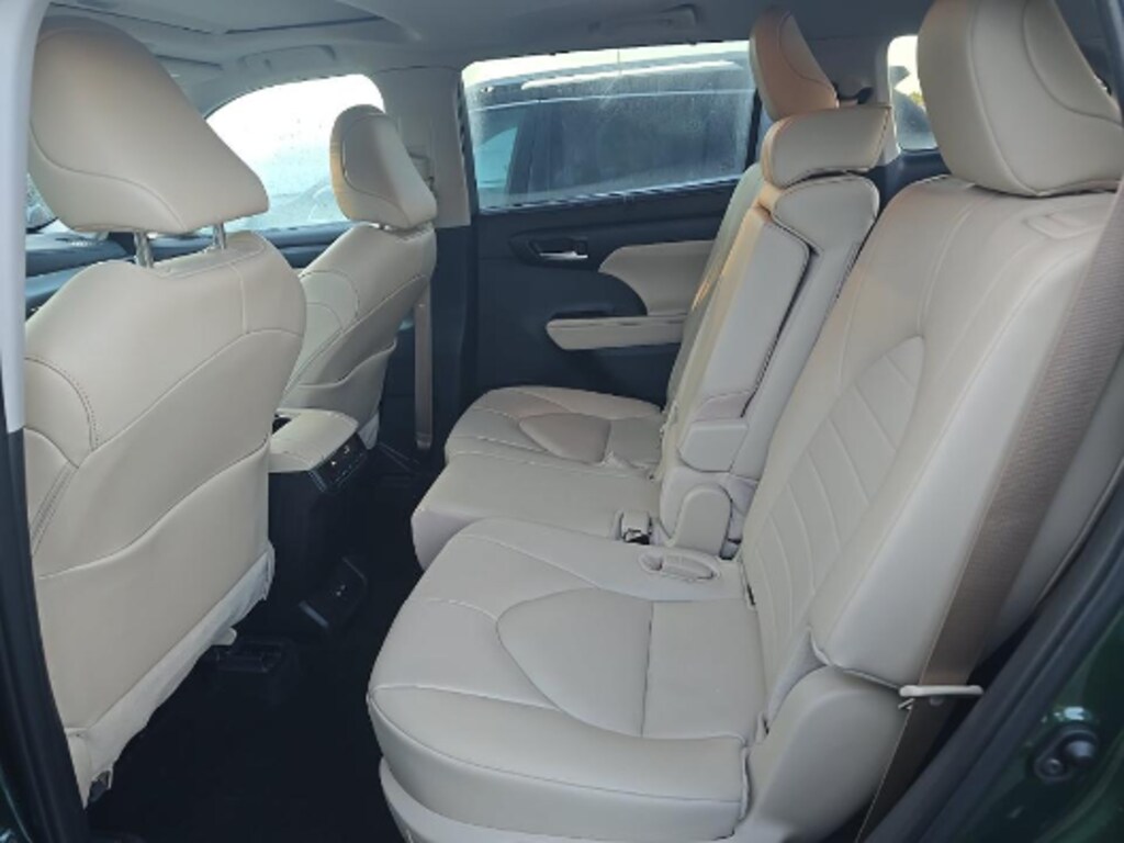 Used 2025 Toyota Highlander Hybrid XLE SUV