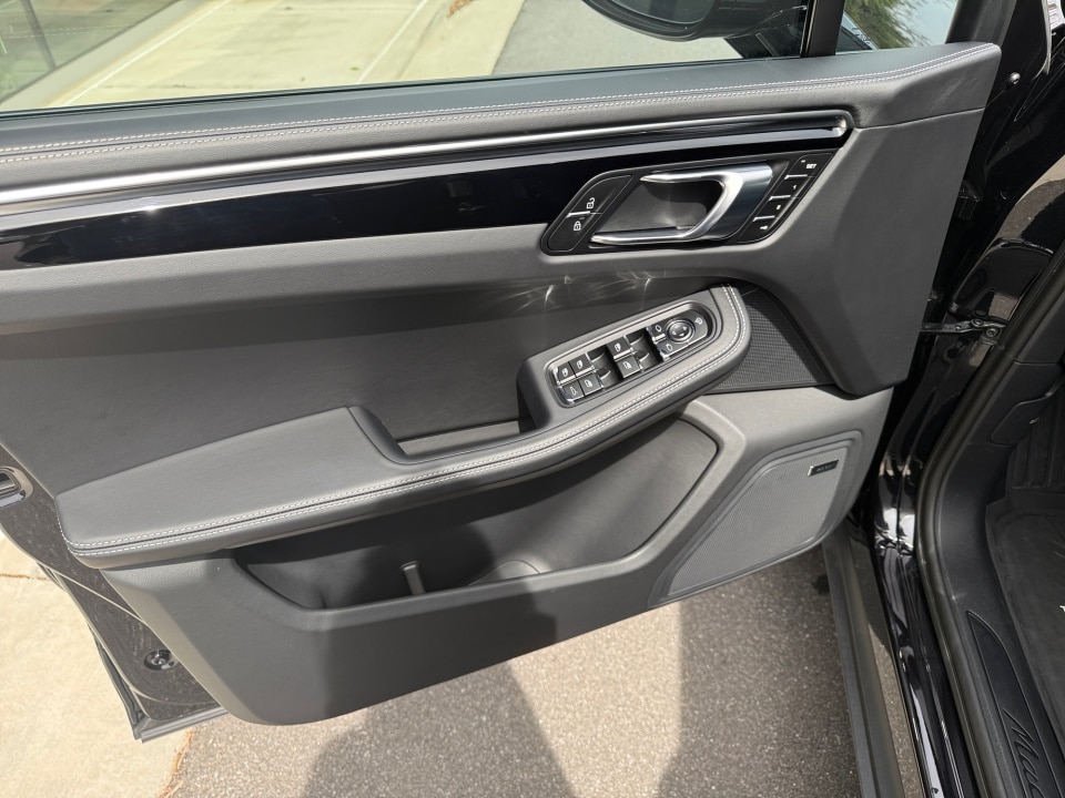 2026 Porsche Macan T - Photo 21