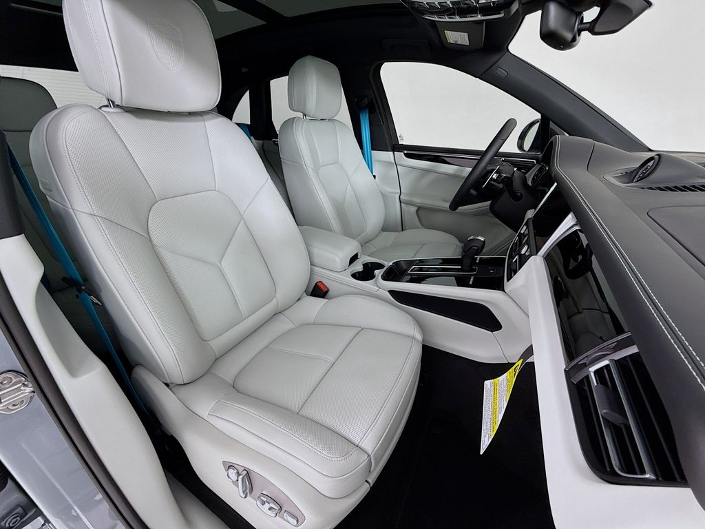 2026 Porsche Macan T - Photo 31