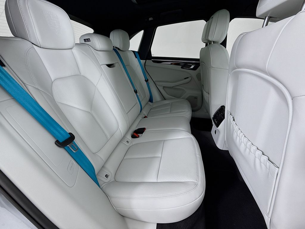 2026 Porsche Macan T - Photo 30