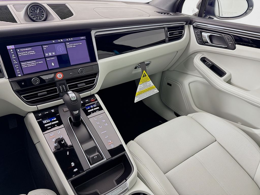 2026 Porsche Macan T - Photo 27