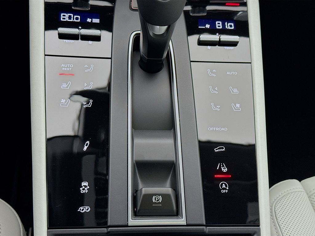 2026 Porsche Macan T - Photo 23
