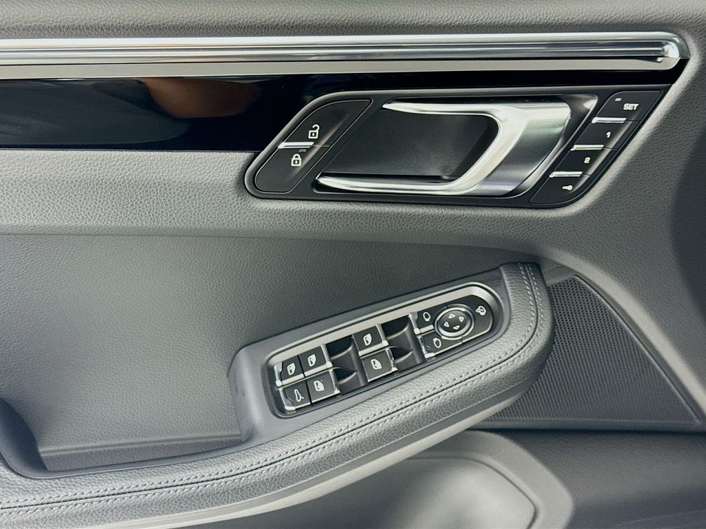 2026 Porsche Macan T - Photo 11