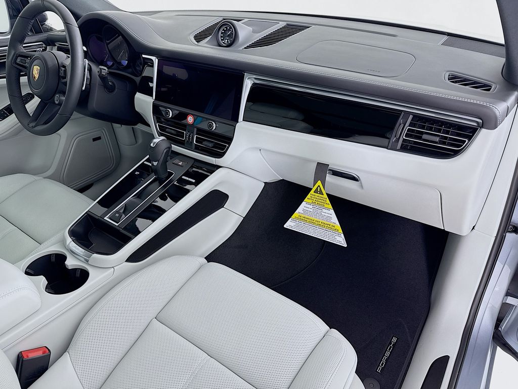 2026 Porsche Macan T - Photo 32