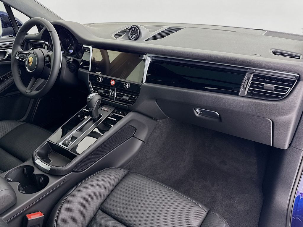 2026 Porsche Macan T - Photo 31