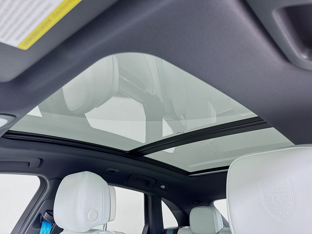 2026 Porsche Macan T - Photo 24
