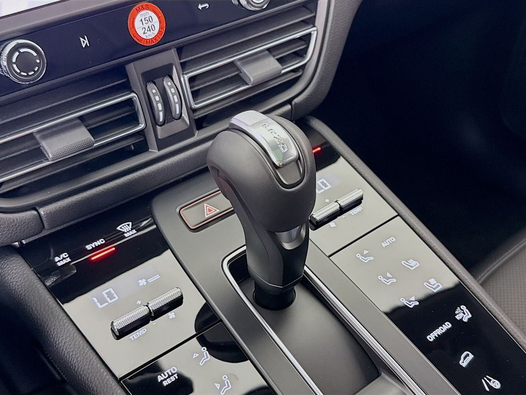 2026 Porsche Macan T - Photo 21