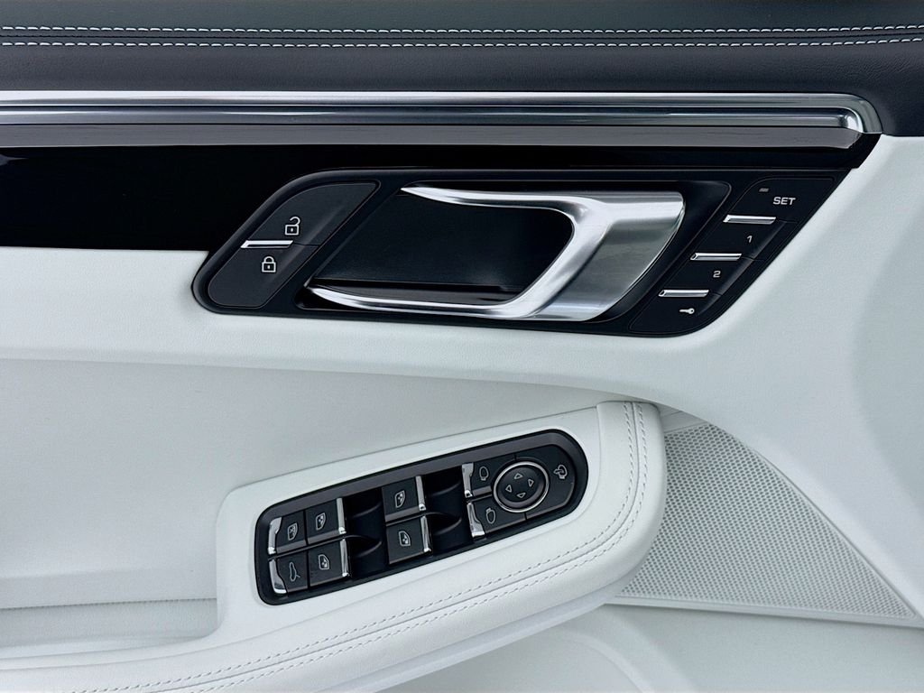 2026 Porsche Macan T - Photo 11