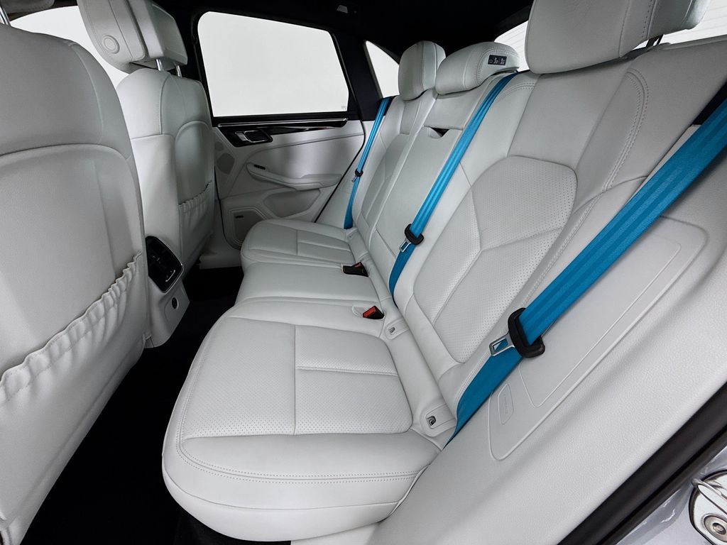 2026 Porsche Macan T - Photo 25