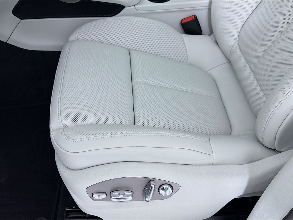 2026 Porsche Macan T - Photo 13
