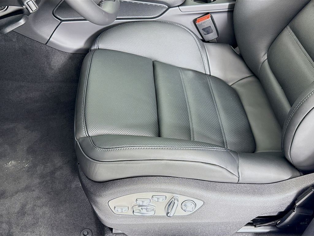 2026 Porsche Macan T - Photo 13
