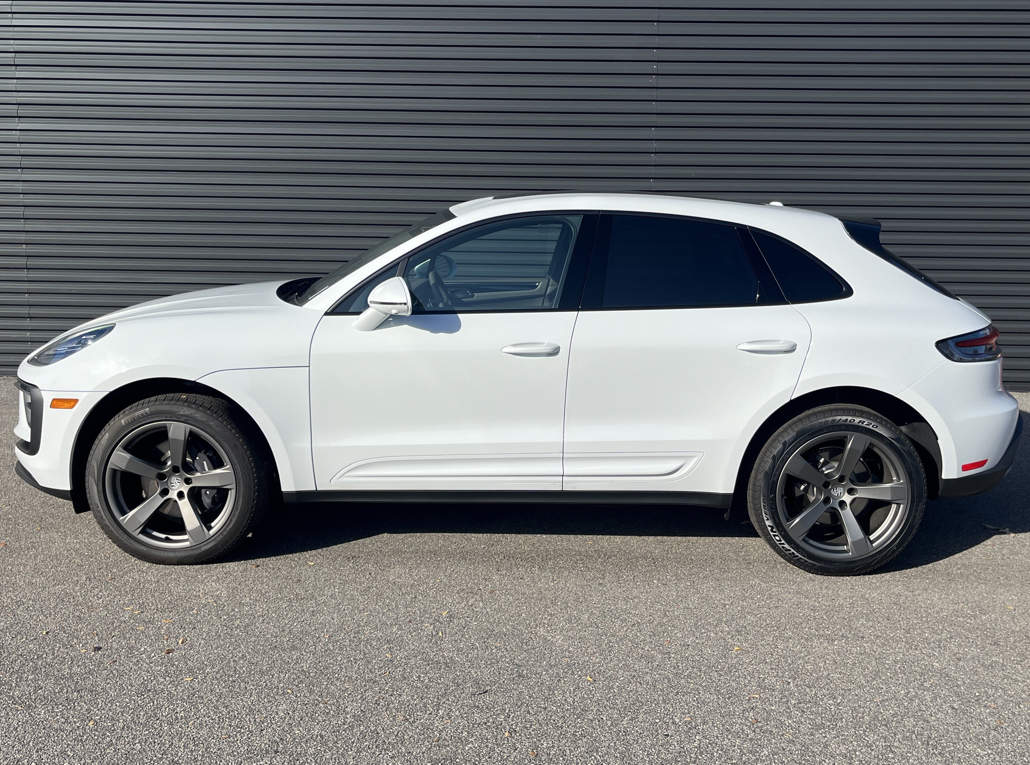 2026 Porsche Macan Base - Photo 2