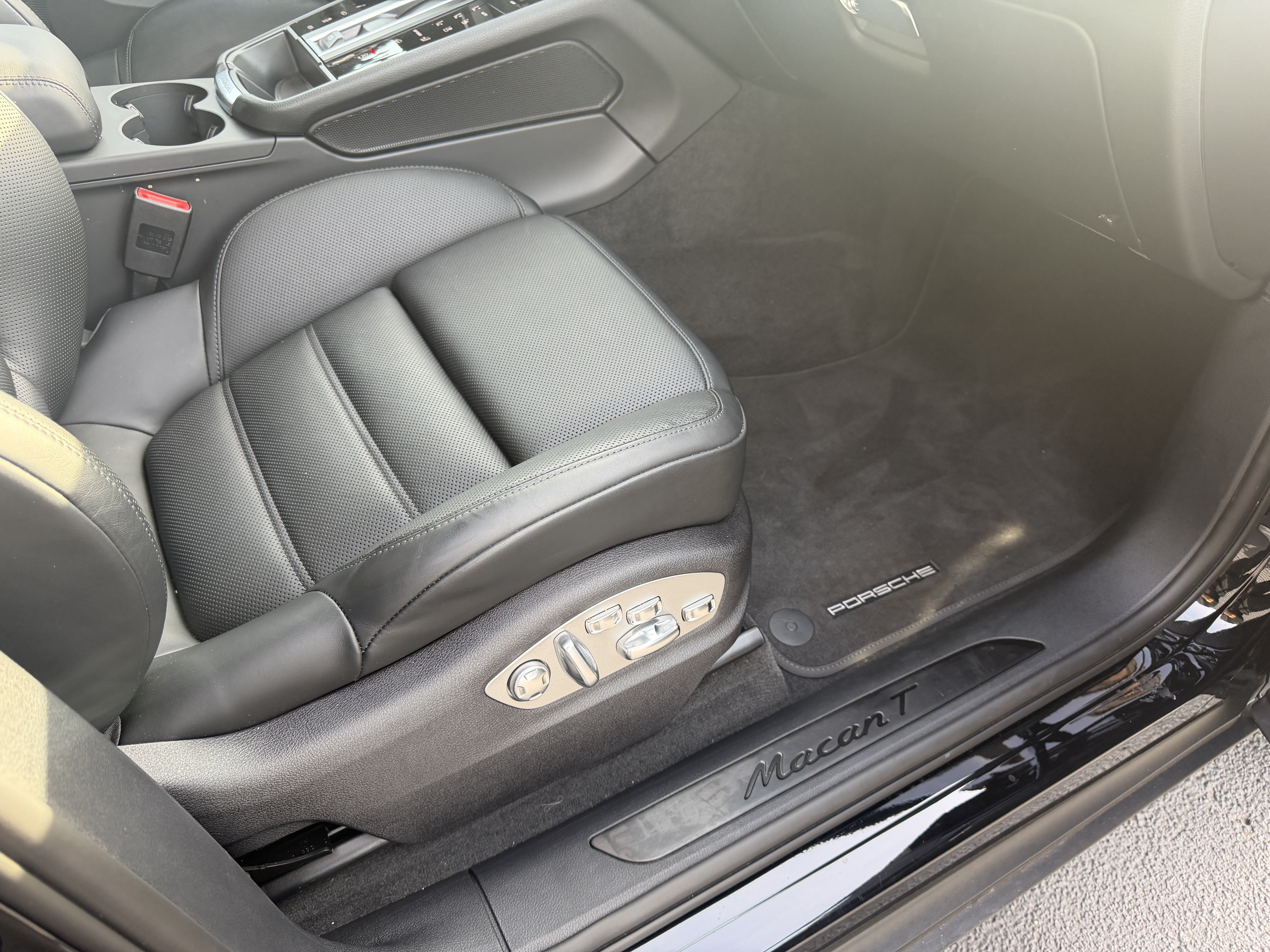 2026 Porsche Macan T - Photo 22
