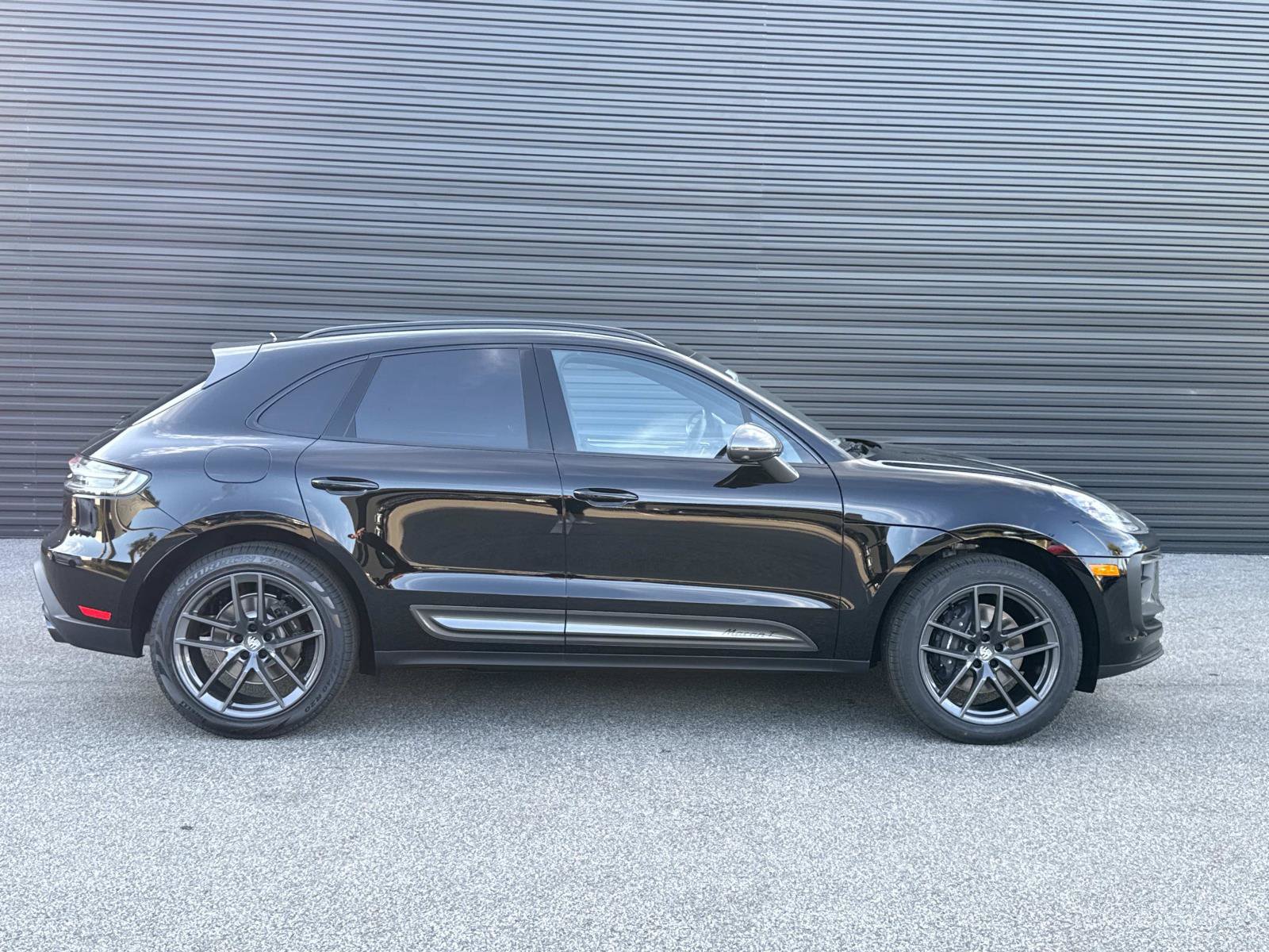 2026 Porsche Macan T - Photo 8