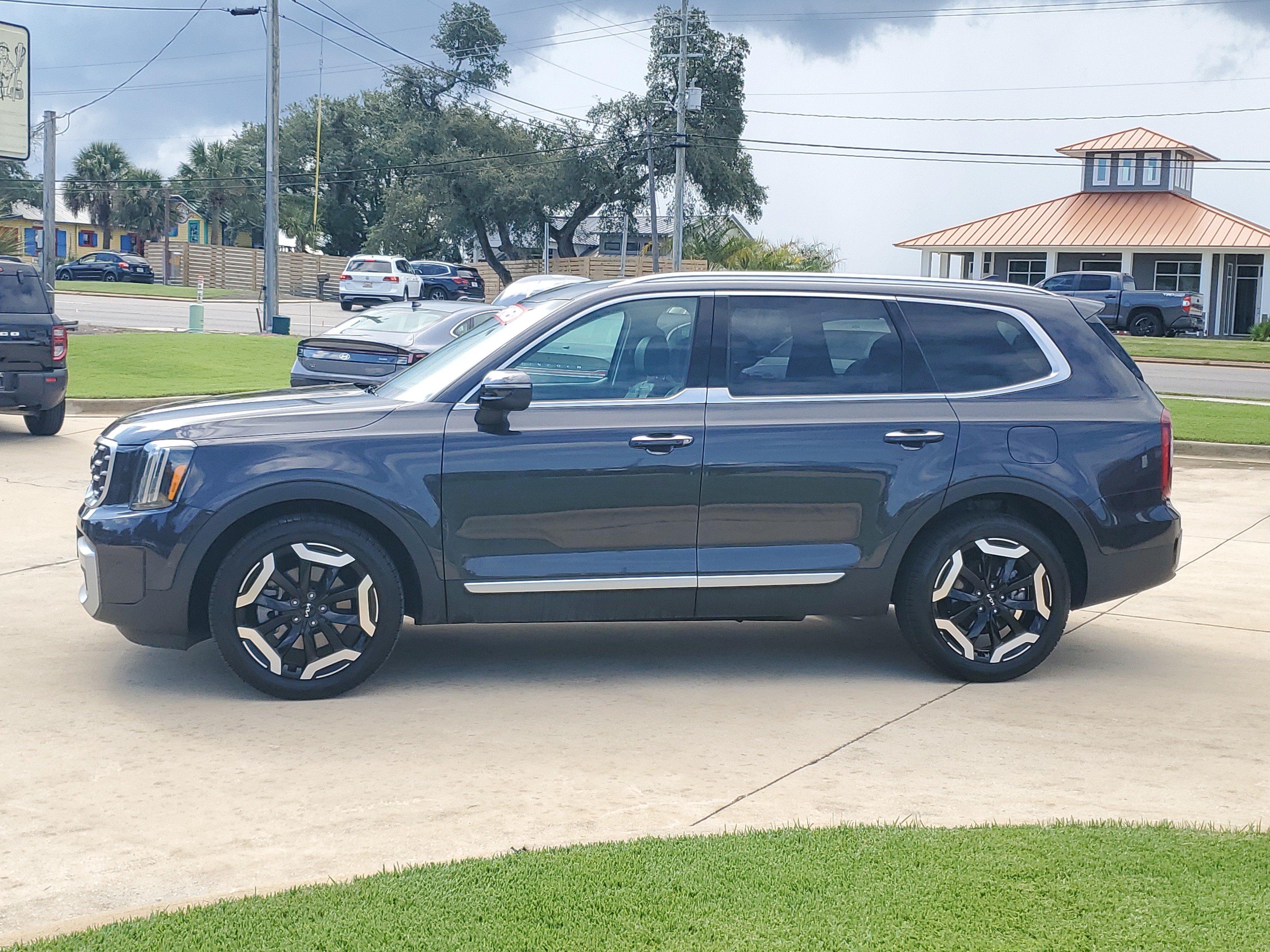 Used 2025 Kia Telluride S SUV