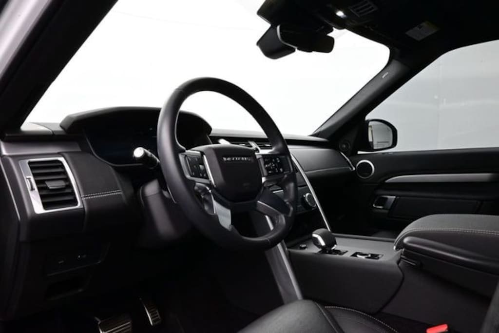 Used 2024 Land Rover Discovery Dynamic SE SUV