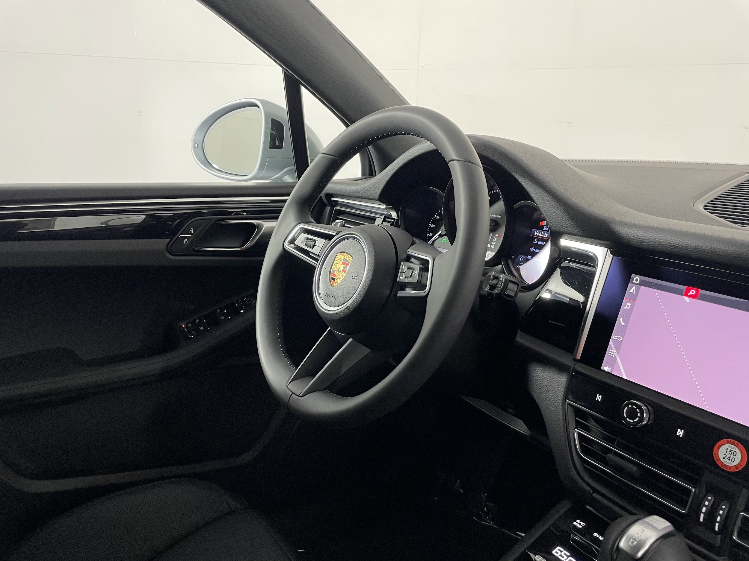 2026 Porsche Macan T - Photo 12
