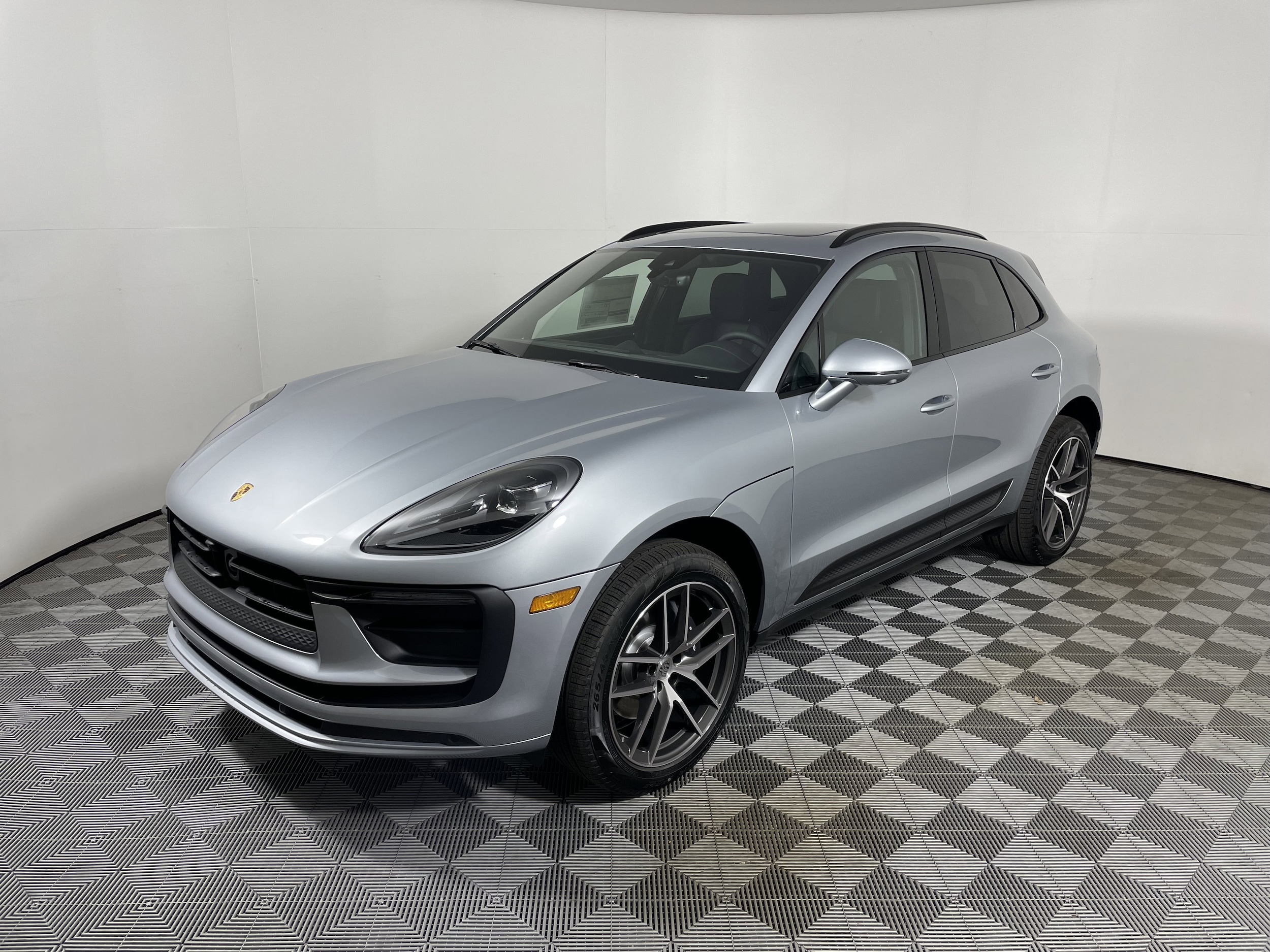 2026 Porsche Macan T - Photo 11