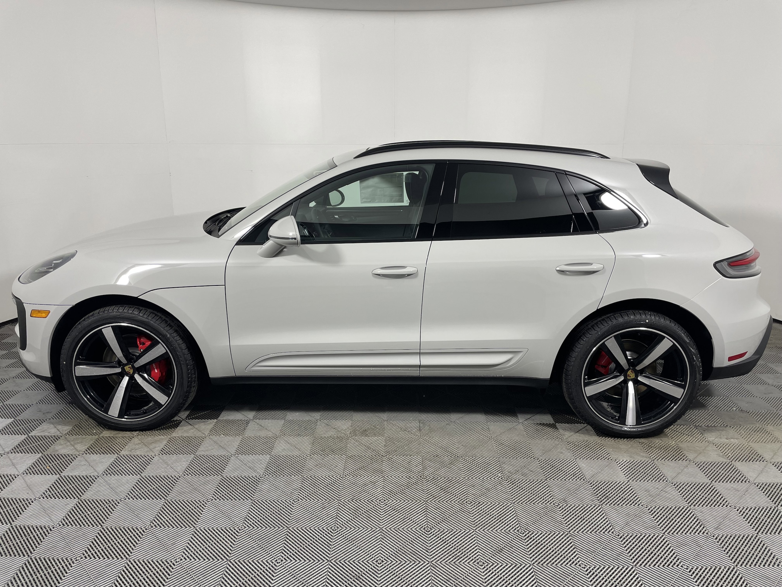 2026 Porsche Macan S - Photo 2