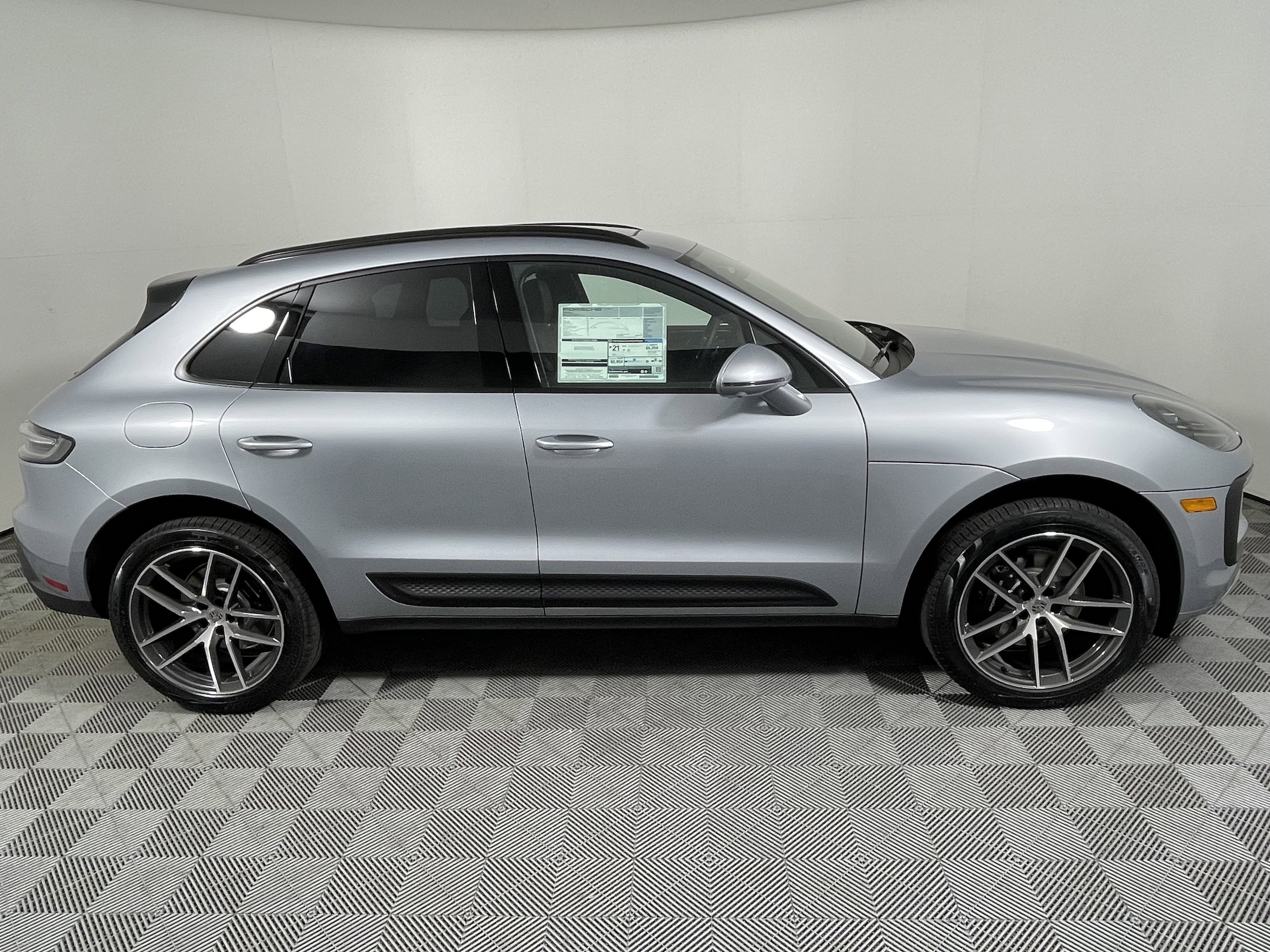 2026 Porsche Macan T - Photo 8