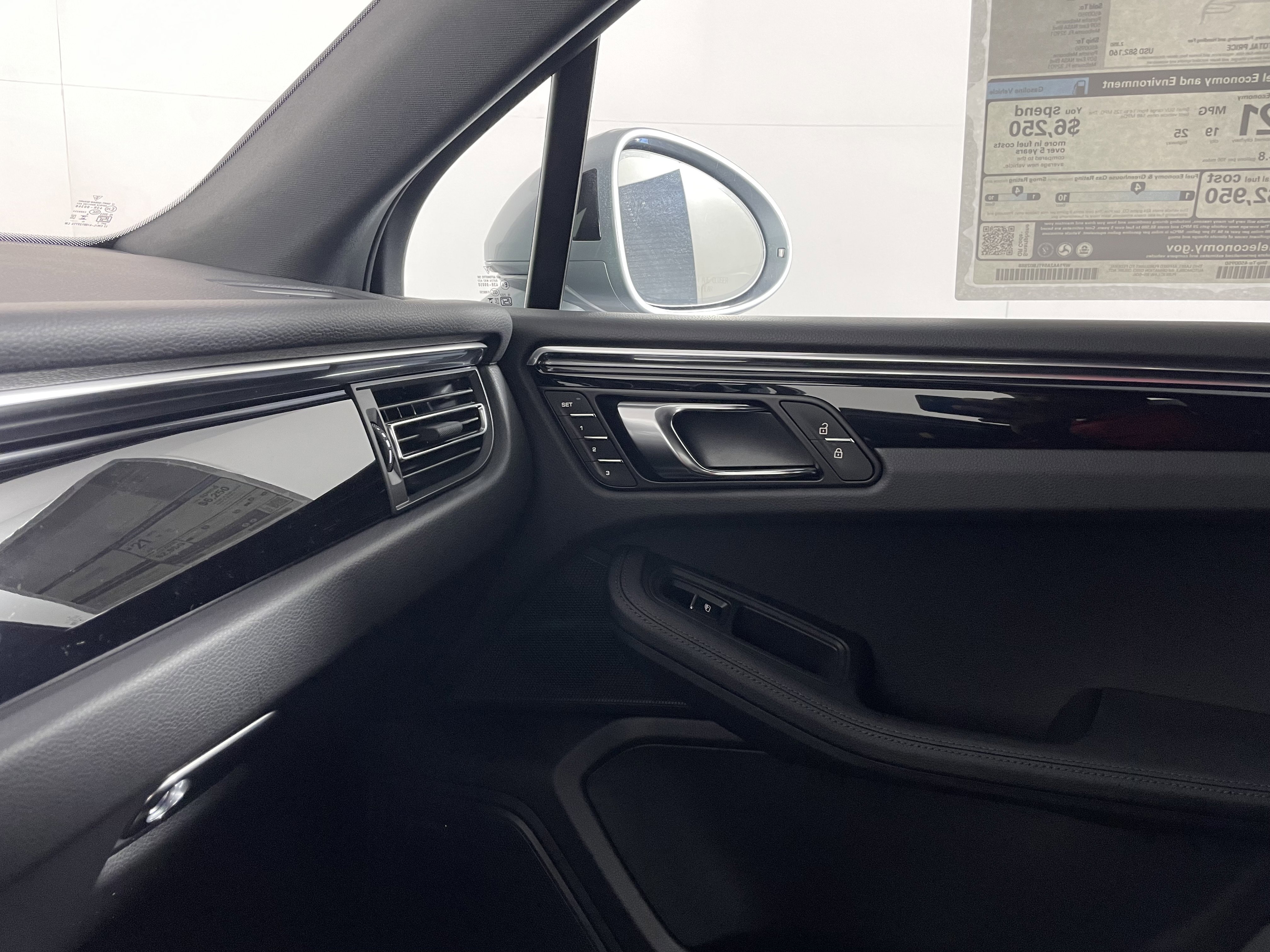 2026 Porsche Macan T - Photo 14