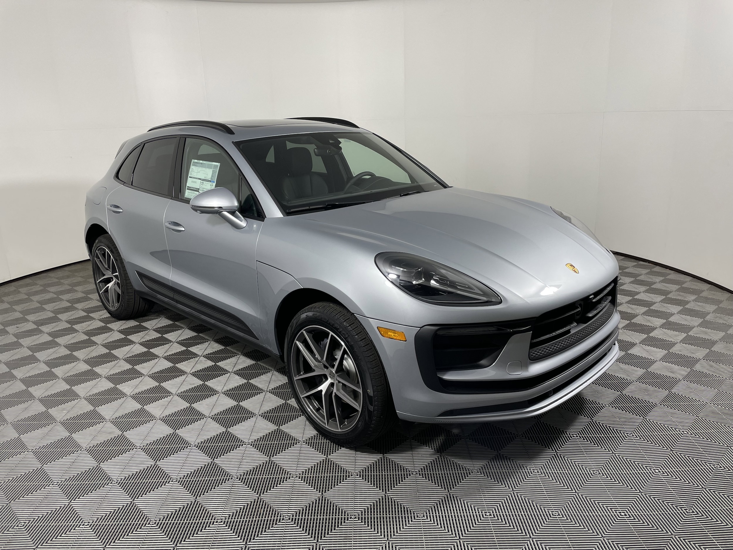 2026 Porsche Macan T - Photo 9