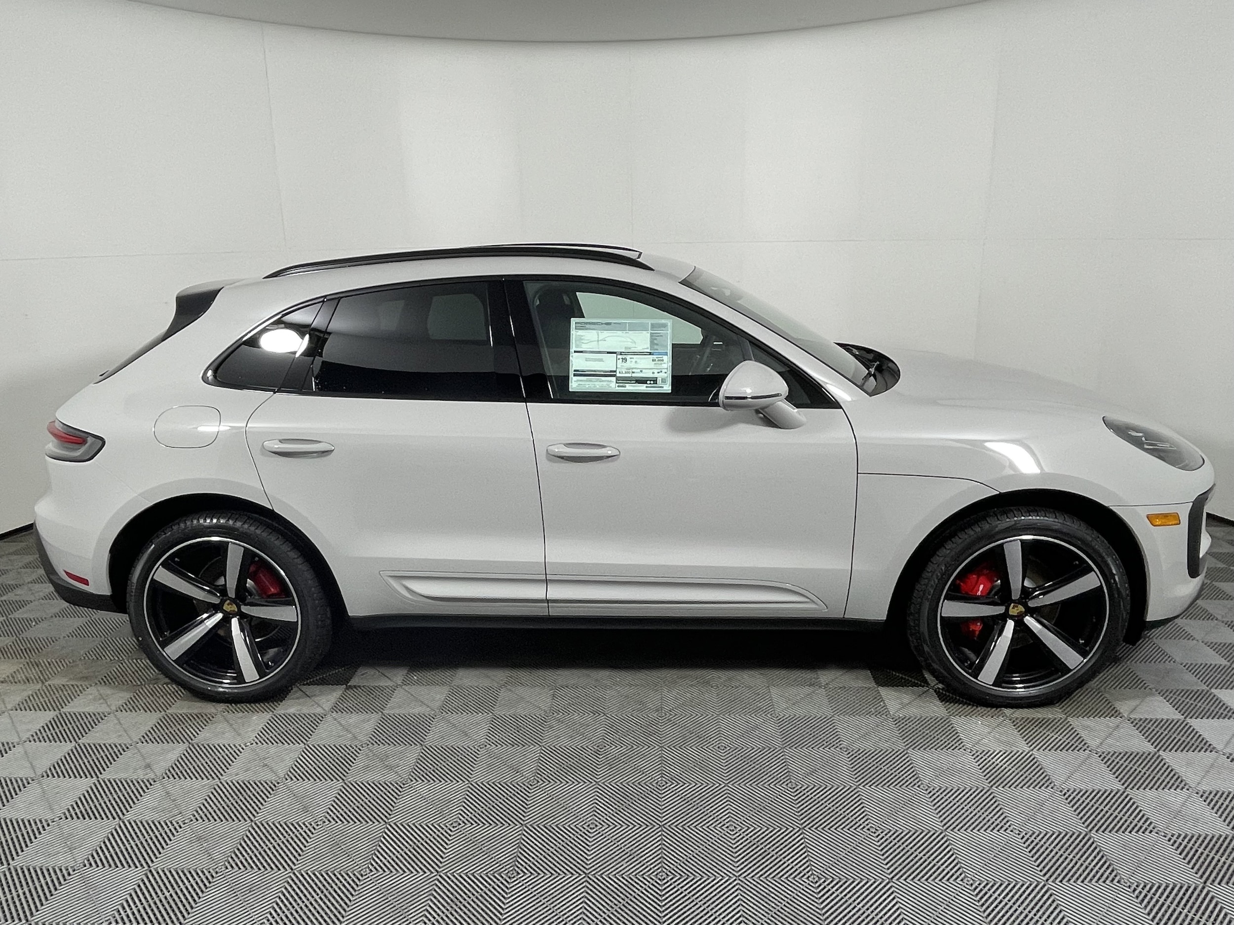 2026 Porsche Macan S - Photo 8