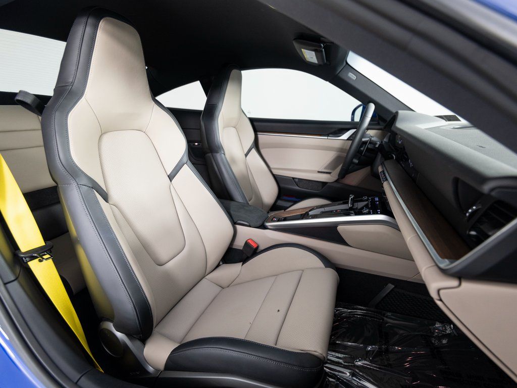 2025 Porsche 911 - Photo 25