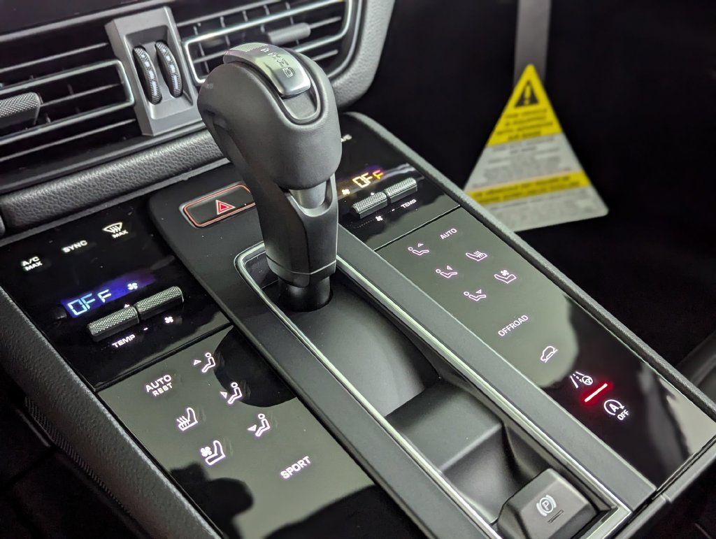 2026 Porsche Macan T - Photo 16