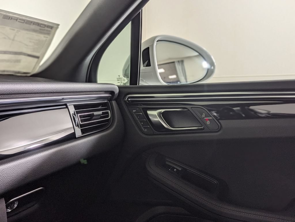 2026 Porsche Macan T - Photo 19