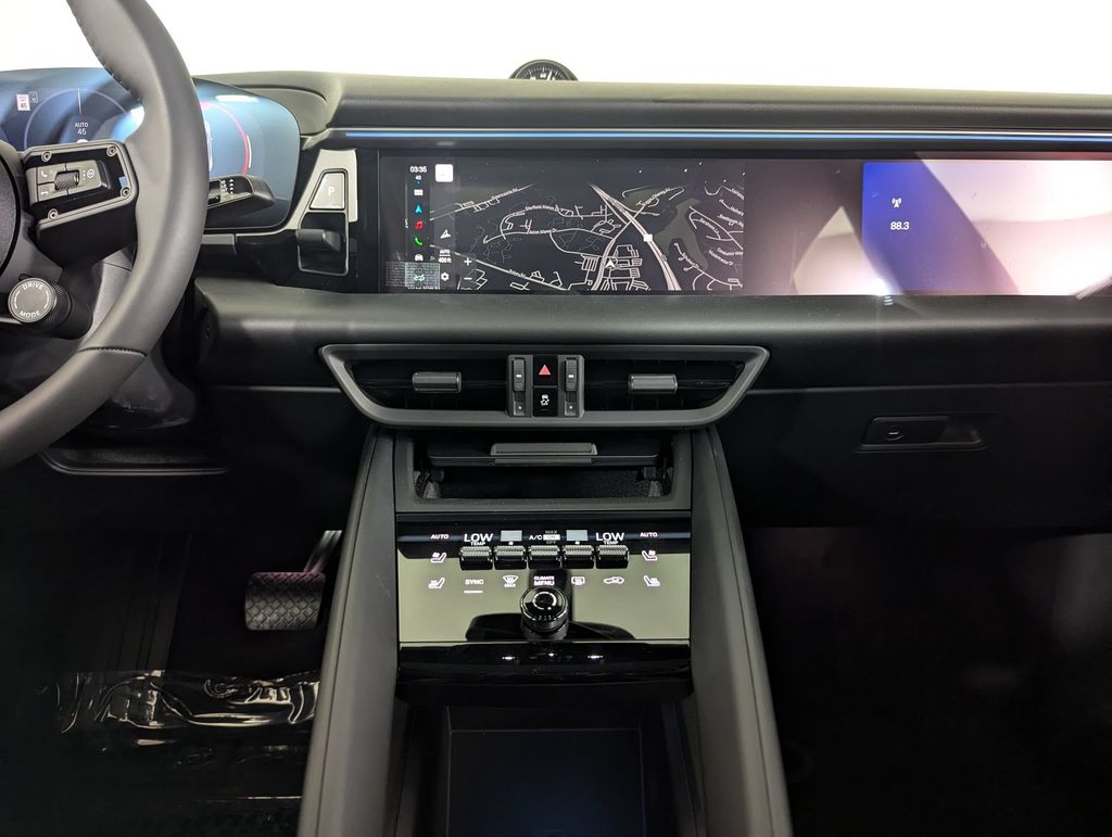 2025 Porsche Macan Base - Photo 17