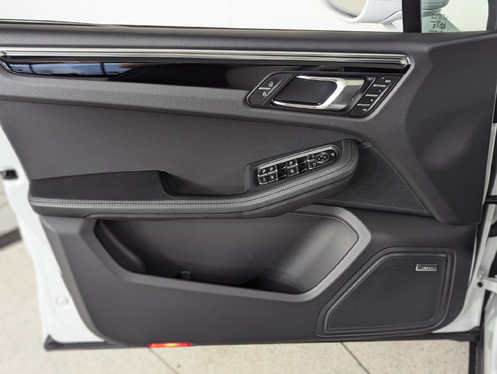 2026 Porsche Macan T - Photo 25
