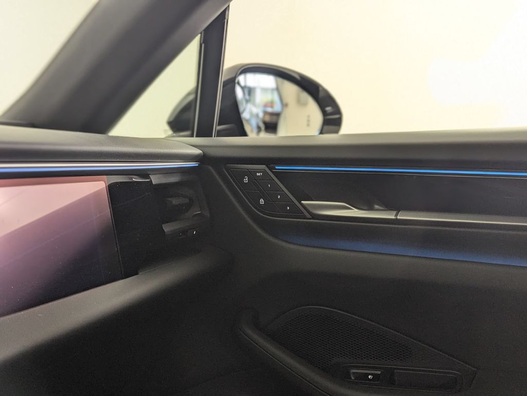 2025 Porsche Macan Base - Photo 18