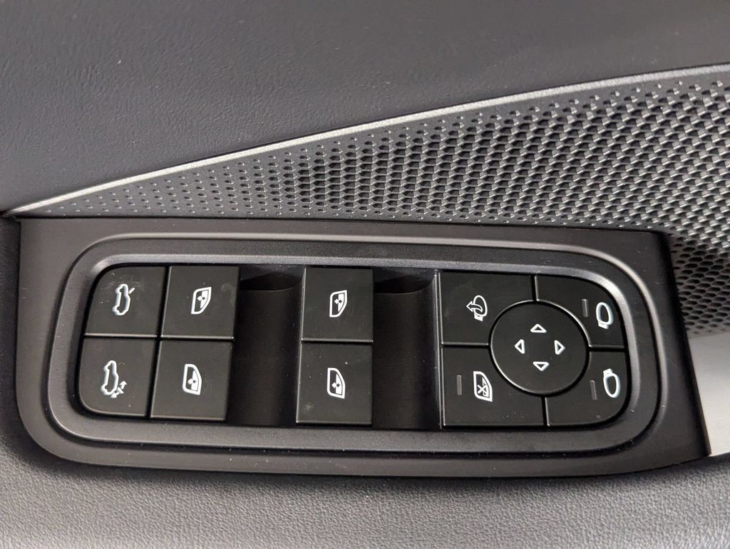 2025 Porsche Macan Base - Photo 22